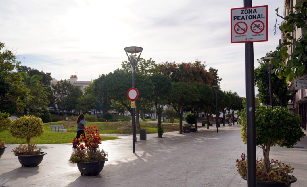 Desde el 8 de abril, los patinetes eléctricos en Estepona solo podrán circular por calzada y carriles bici con casco obligatorio y seguro en vigor