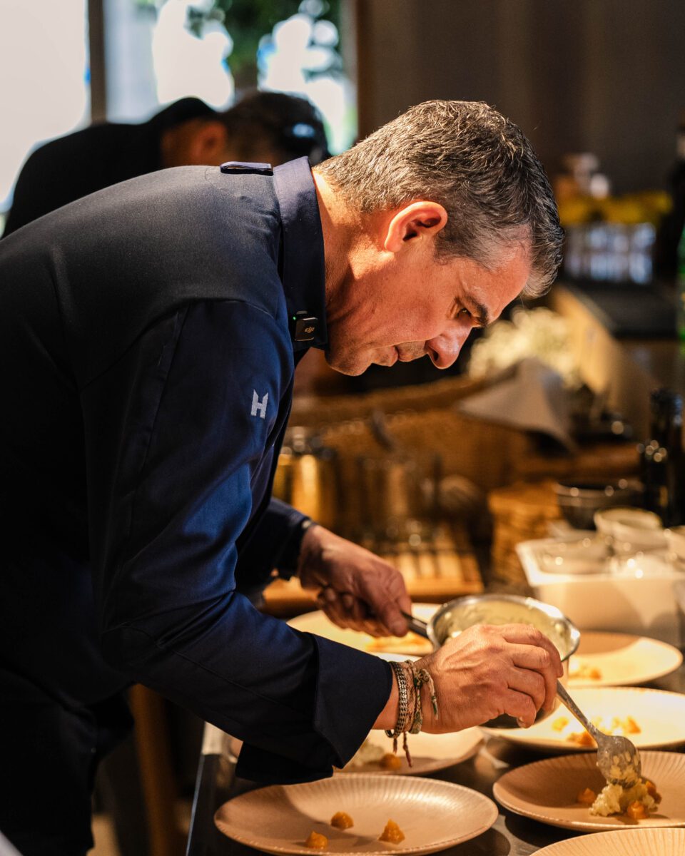 El fuego y la brasa centran la propuesta gastronómica de Malva Beach en la playa de la Rada de Estepona