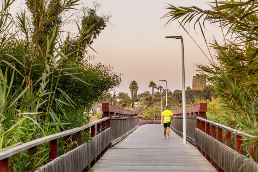 Tres tramos en Isdabe, Guadalmina Baja y Costa Natura separan a Estepona de tener completo su corredor litoral de 23 kilómetros