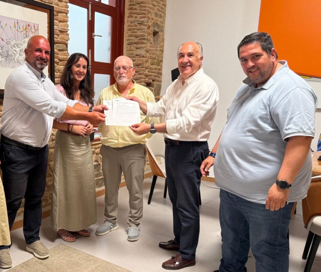Algeciras formaliza la asunción de servicios públicos en Huerta de las Pilas tras la firma del acta de recepción