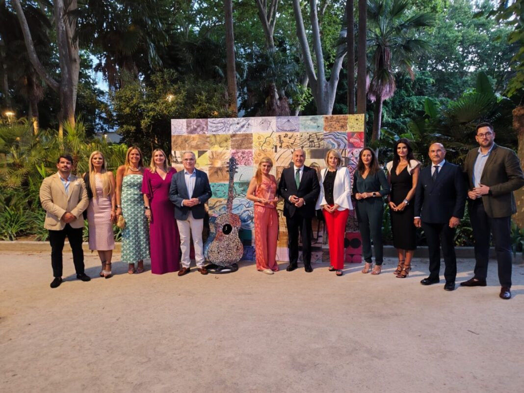 C1, neutro, estándar --- C1, neutro, estándar --- Noticias Algeciras (Cádiz) Landaluce inaugura el XII Encuentro Internacional de Guitarra “Paco de Lucía 7 Jul 2026 at 2:00 AM Landaluce inaugura el XII Encuentro Internacional de Guitarra “Paco de Lucía inaug xii encuentro guitarra 1 Inauguración XII Encuentro Internacional de Guitarra “Paco de Lucía” El alcalde de Algeciras, José Ignacio Landaluce, ha inaugurado oficialmente esta noche el XII Encuentro Internacional de Guitarra “Paco de Lucía”, una cita cultural de referencia que, a lo largo de toda la presente semana, volverá a convertir a la ciudad en punto de encuentro para los amantes del flamenco y de la guitarra, teniendo como escenario principal el Parque María Cristina. Este evento está organizado por el Ayuntamiento de Algeciras con la colaboración de la Mancomunidad de Municipios del Campo de Gibraltar. Junto al primer edil asistieron la teniente de alcalde delegada de Cultura, Pilar Pintor y la práctica totalidad de los concejales del equipo de Gobierno y de la Corporación municipal, así como representantes de distintos colectivos y asociaciones de la ciudad, que quisieron arropar el inicio de una de las citas culturales más importantes del calendario algecireño. La jornada inaugural comenzó previamente en la Plaza Verboom con un vistoso flashmob dirigido por el bailaor José 