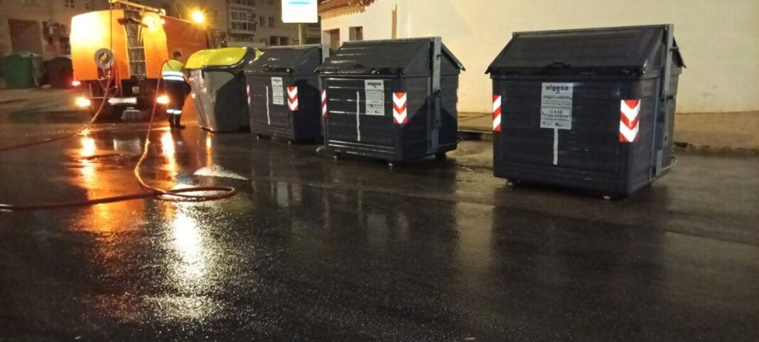 Algeciras intensifica el desbroce y la limpieza a presión en una decena de puntos