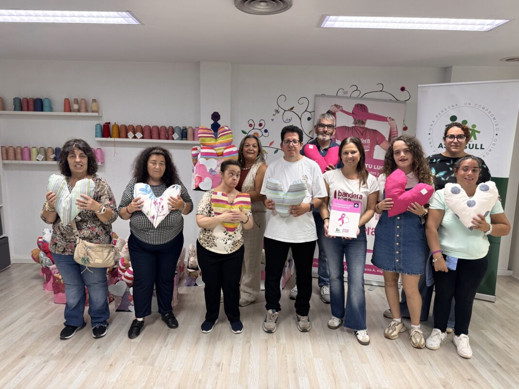 Algeciras acoge la entrega de 500 manuales de autoexploración mamaria en lectura fácil